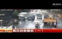 Video: Xe ủi đâm điên cuồng gây đổ máu trên phố TQ